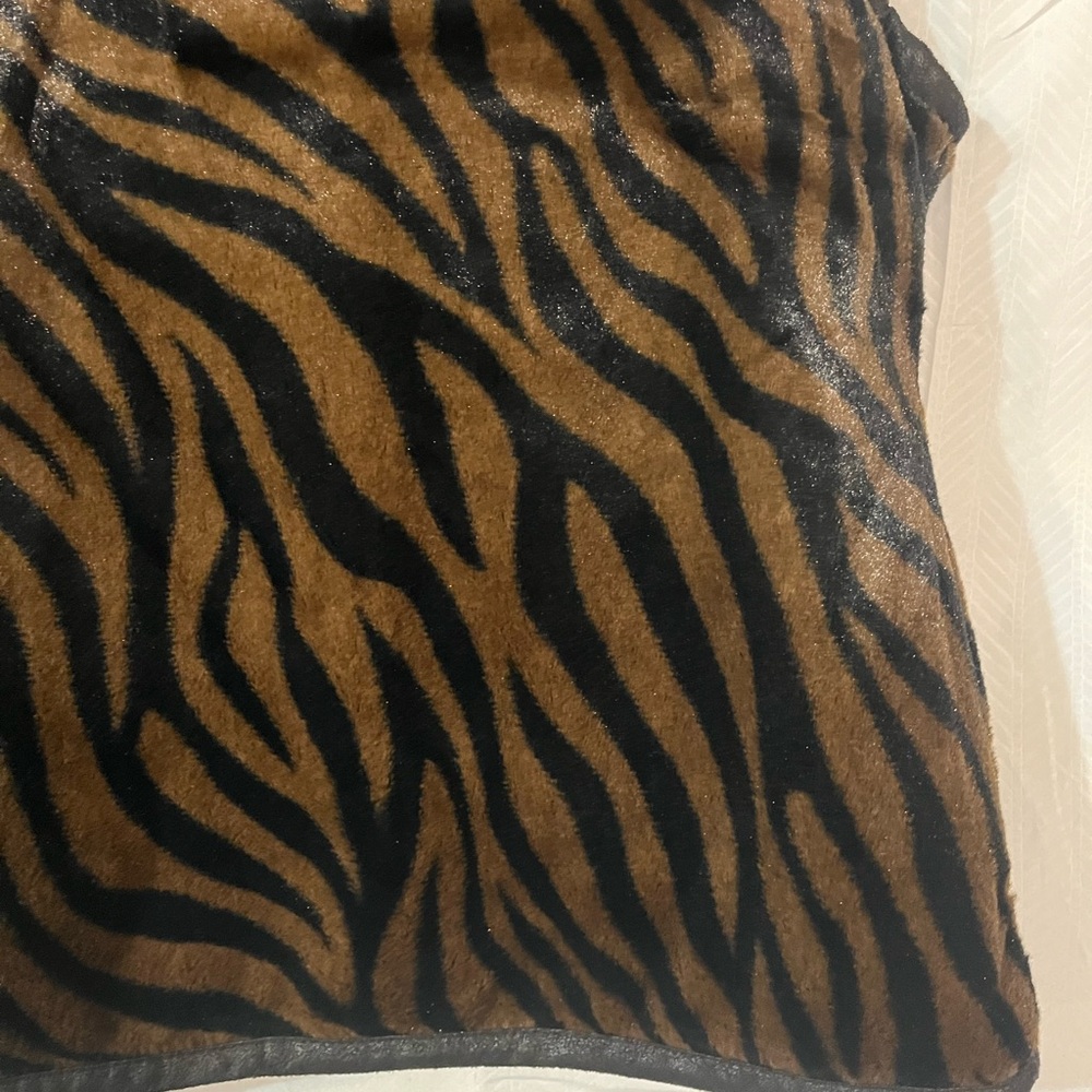 Women’s Animal print zipper front Vest. Size M
W3 - Picture 8 of 8